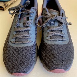 Women’s Under Armour sneakers size 9.5 fits more like 9. Good Condition